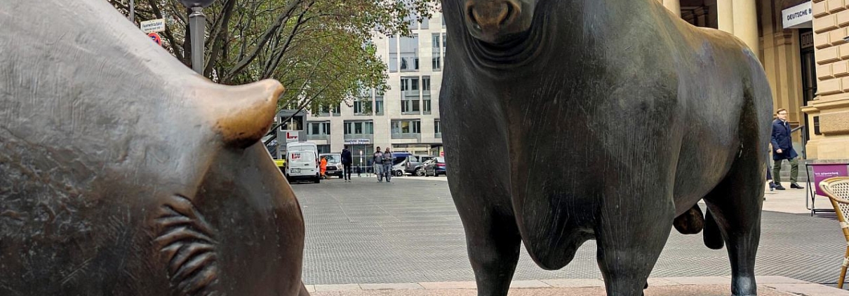 Bulle und Bär auf dem Börsenplatz in Frankfurt am Main