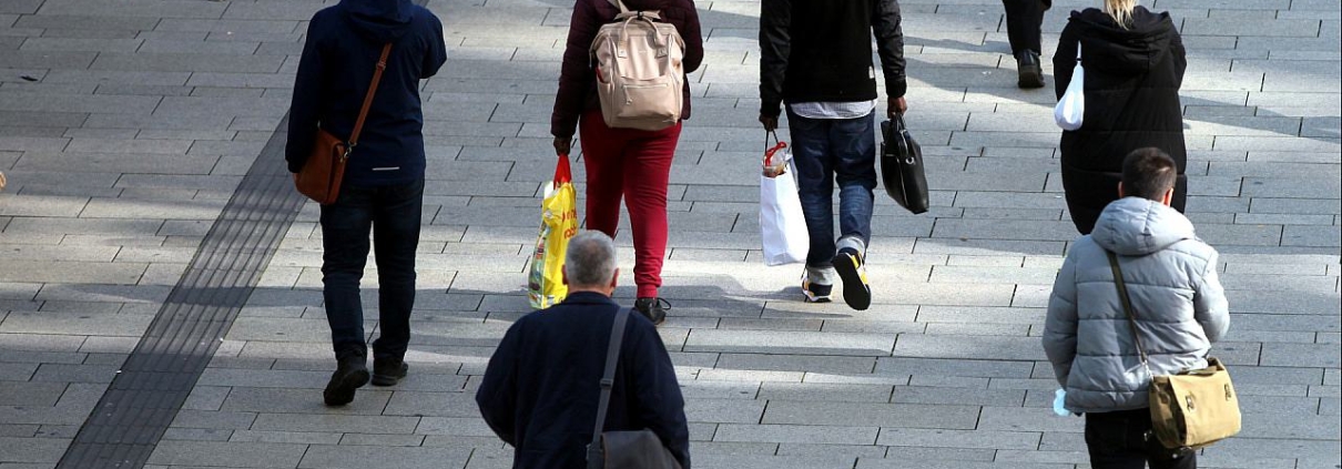 Menschen in einer Fußgängerzone (Archiv)
