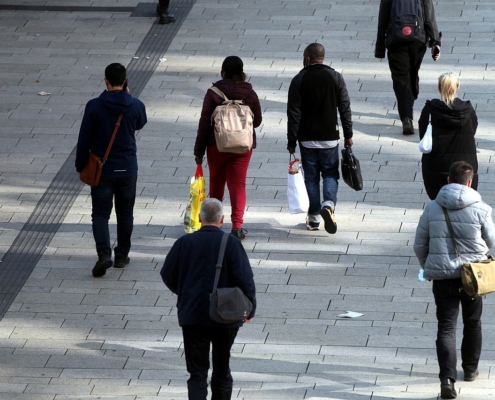 Menschen in einer Fußgängerzone (Archiv)