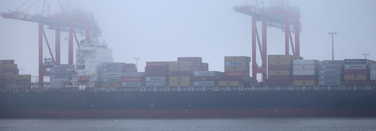 Containerschiff in Wilhelmshaven (Archiv)