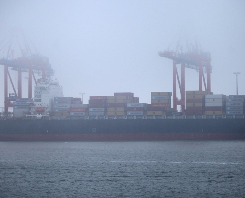 Containerschiff in Wilhelmshaven (Archiv)