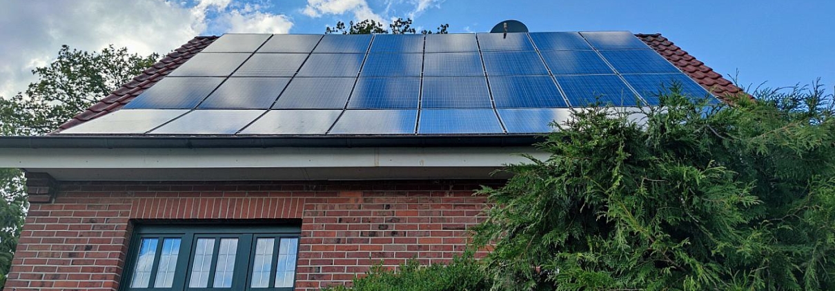 Solarzellen auf Hausdach (Archiv)