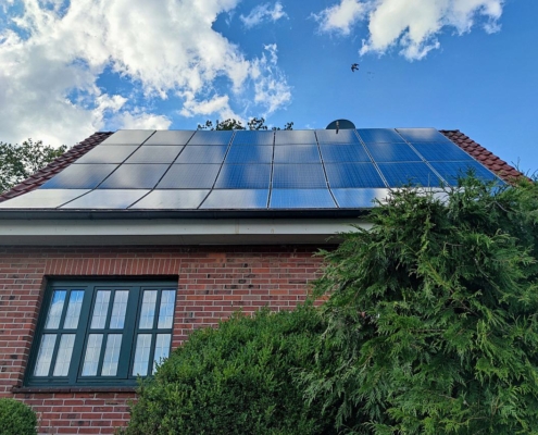 Solarzellen auf Hausdach (Archiv)