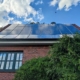 Solarzellen auf Hausdach (Archiv)