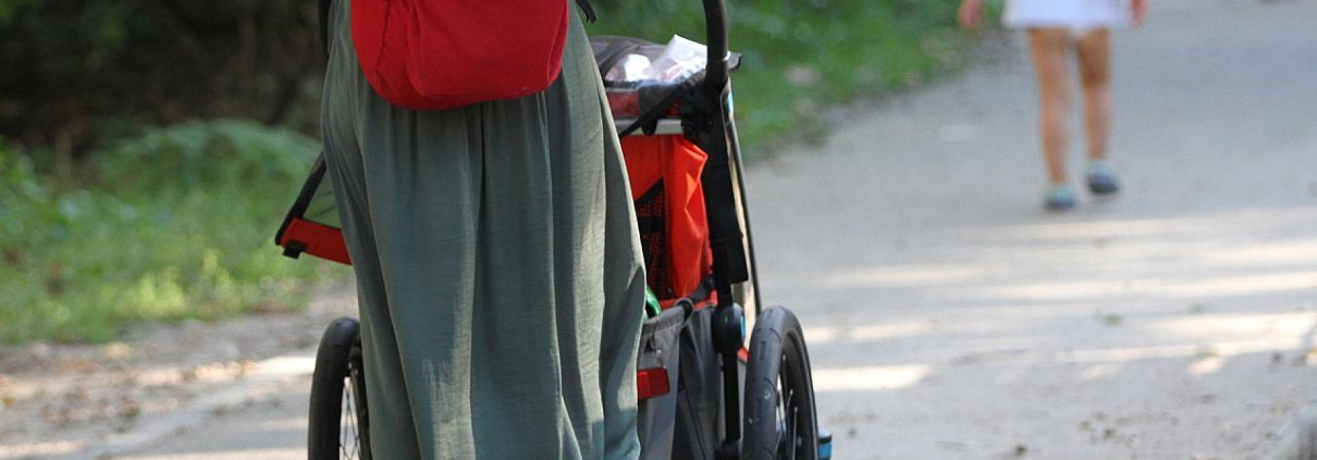 Mutter mit Kind und Kinderwagen (Archiv)