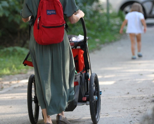 Mutter mit Kind und Kinderwagen (Archiv)