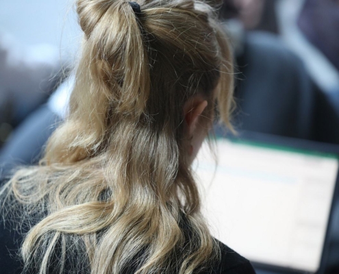 Junge Frau mit Laptop (Archiv)