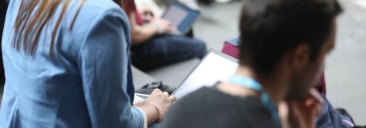 Junge Leute mit Laptop (Archiv)