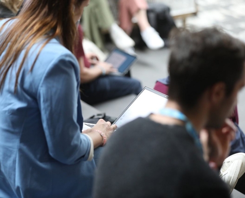 Junge Leute mit Laptop (Archiv)