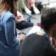 Junge Leute mit Laptop (Archiv)