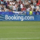 Bandenwerbung für Booking.com (Archiv)
