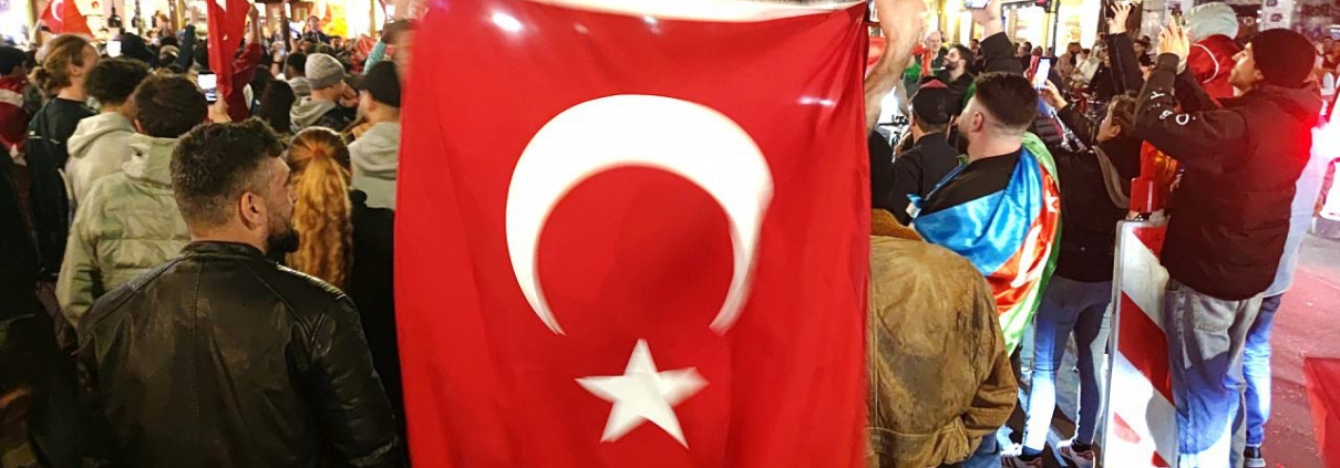 Türkische Fans feiern (Archiv)