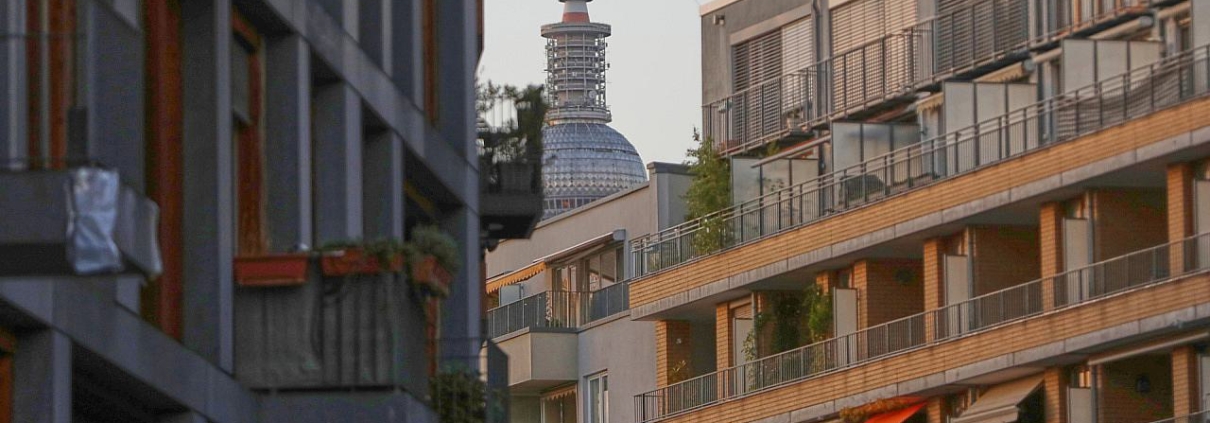 Wohnhäuser mit Berliner Fernsehturm (Archiv)