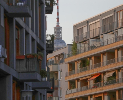 Wohnhäuser mit Berliner Fernsehturm (Archiv)