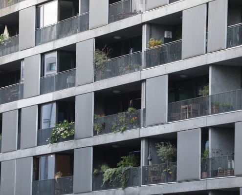 Modernes Wohnhaus mit Balkonen (Archiv)
