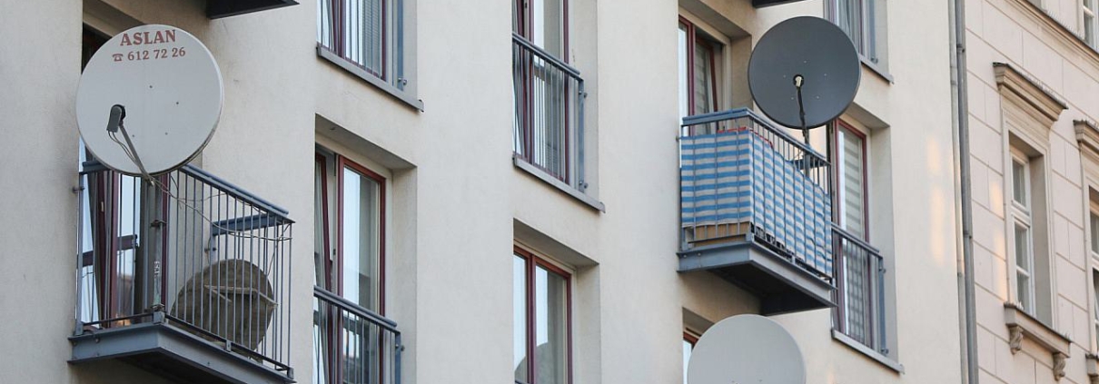 Satellitenschüssel an Wohnhaus (Archiv)