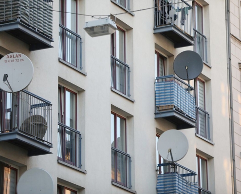 Satellitenschüssel an Wohnhaus (Archiv)