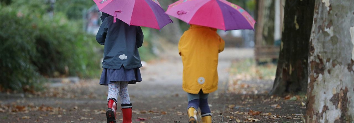 Zwei Kleinkinder bei Herbstanfang (Archiv)