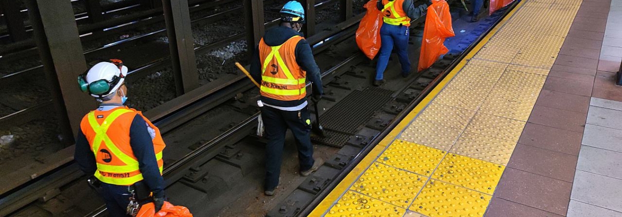 Reinigungskräfte in einer New Yorker U-Bahn-Station (Archiv)