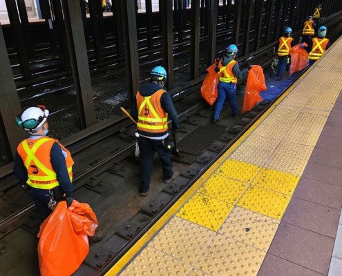 Reinigungskräfte in einer New Yorker U-Bahn-Station (Archiv)