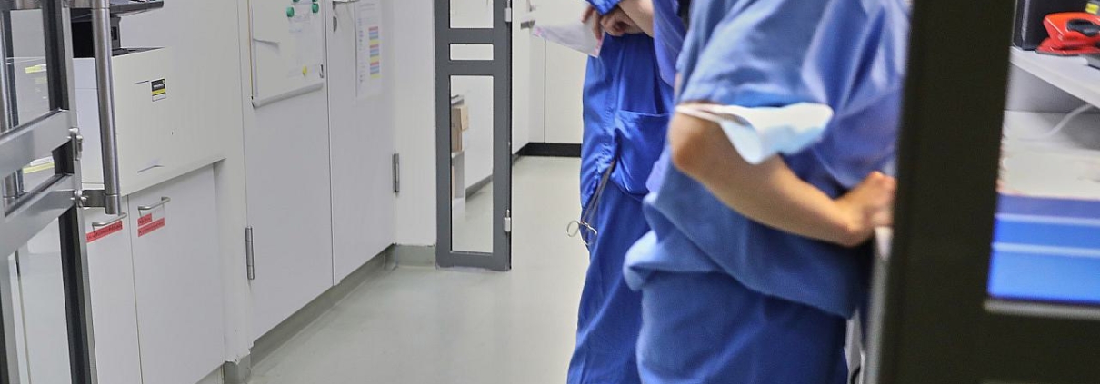 Medizinisches Personal in einem Krankenhaus (Archiv)