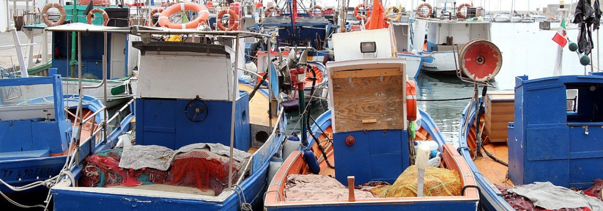 Schiffe in einem Hafen (Archiv)