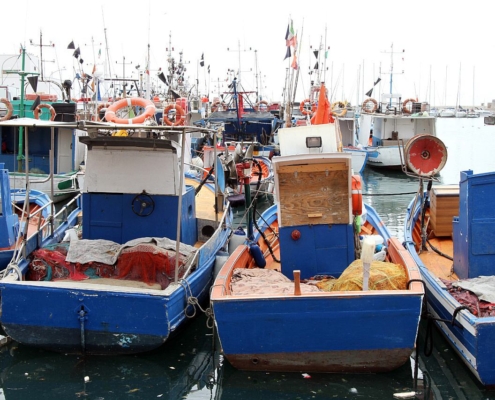 Schiffe in einem Hafen (Archiv)
