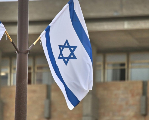 Israelische Fahne an der Knesset (Archiv)