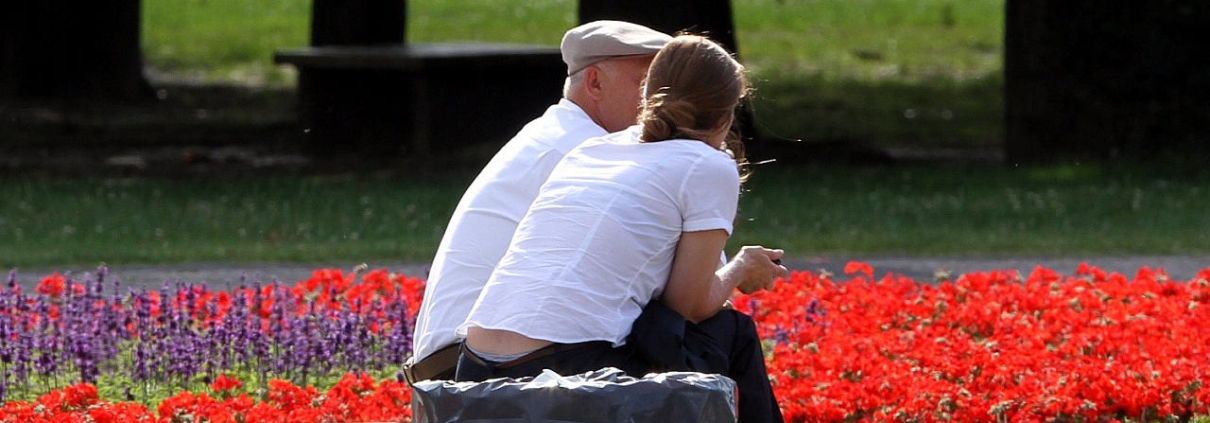 Alter Mann und junge Frau (Archiv)