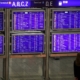 Frau vor Informationstafel am Frankfurter Flughafen