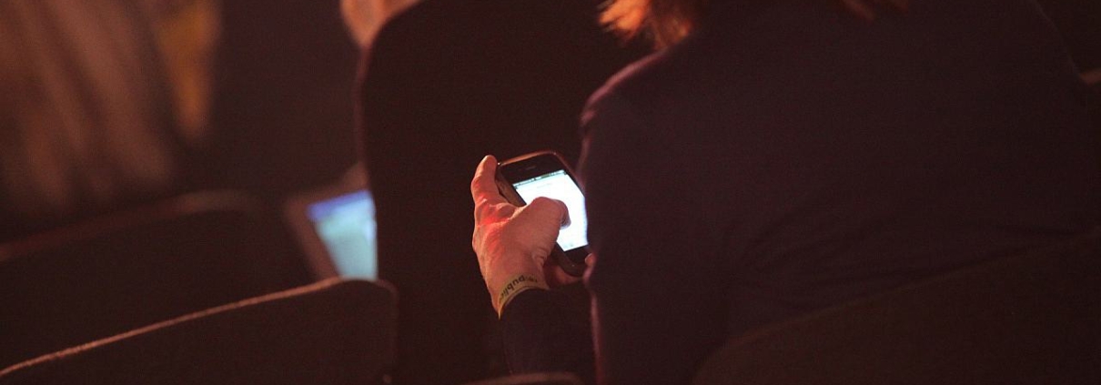 Geschäftsfrauen mit Smartphone (Archiv)